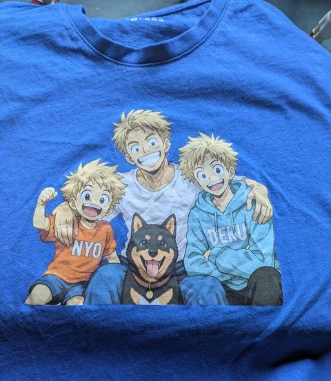 T-shirt bleu imprimé d'une famille dessinée en manga, avec le chien