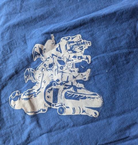 T-shirt bleu floqué en vinyle blanc : une famille à moto