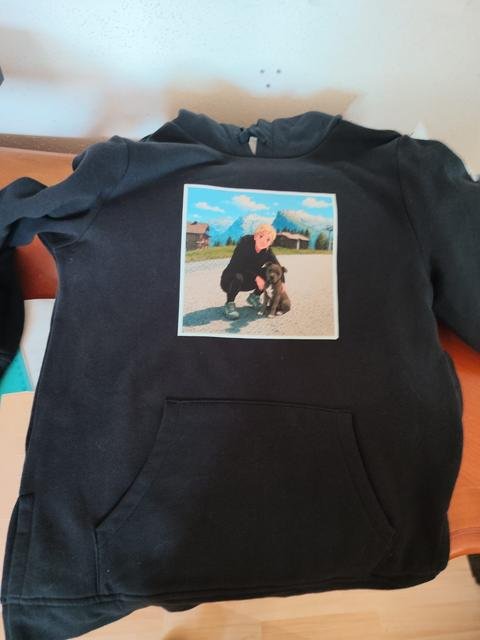 Sweat à capuche noir avec une photo souvenir imprimée