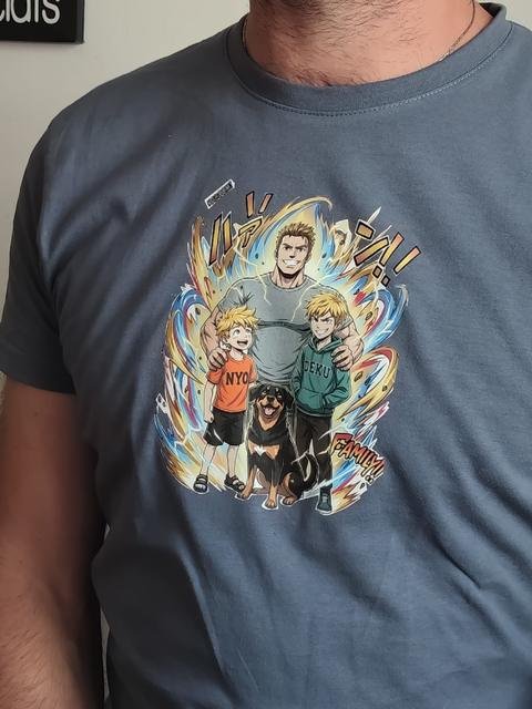 T-shirt gris porté, imprimé d'une famille en super-héros